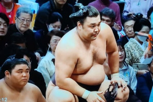 Хару башёг  Киришима, Гонояама нар 9 даваатай тэргүүлж явна