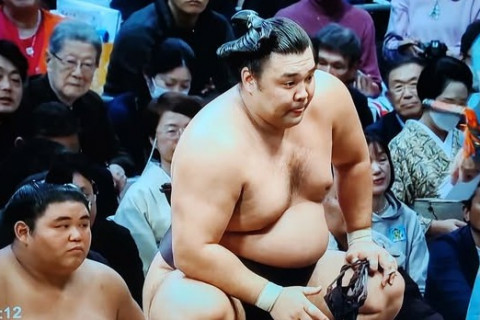 Хару башёг  Киришима, Гонояама нар 9 даваатай тэргүүлж явна