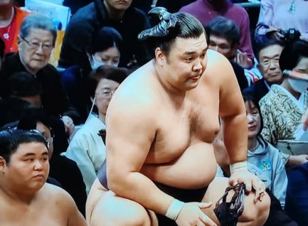 Хару башёг  Киришима, Гонояама нар 9 даваатай тэргүүлж явна