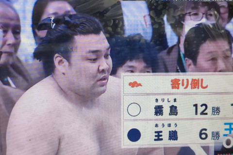 Сэкиваке Киришима 12 даваатай  Хару башёг тэргүүлж явна