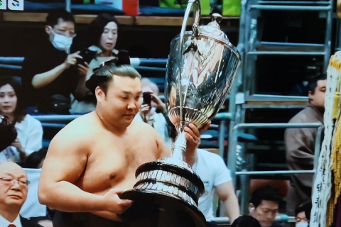 Сэкиваке Киришима Б.Лхагвасүрэн Хару башёд ганцаараа 12 даваатай түрүү бөхөөр шалгарлаа