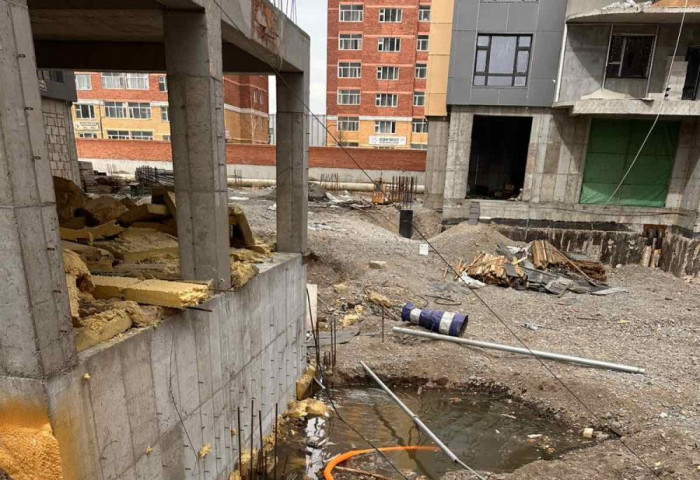 Дунд гол руу техникийн бохирдолтой хөрсний усаа шавхсан “Лонсин Монголиа” ХХК-ийн зөрчлийг илрүүлж, таслан зогсоов