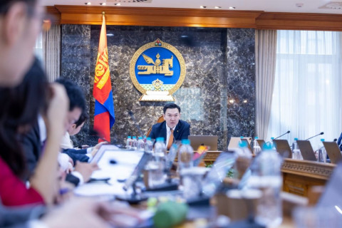 Эрүүл мэндийн салбарынхан нэмэгдсэн цалингаасаа нэмэгдлээ тооцуулна