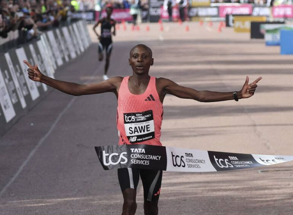 Марафон зайг 2 цагаас дотогш хугацаанд туулсан анхны тамирчин тодорлоо