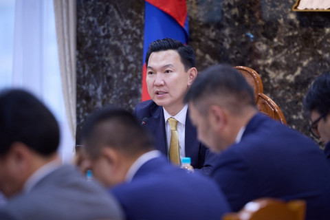 Зөвшөөрөл авах, хүсэлт гаргахаас олгох хүртлэх бүх үйл ажиллагаанд баримт бичгийг иргэнээс нэг удаа авч, өргөдөл, хүсэлтийг шуурхай шийдвэрлэхийг үүрэг болголоо