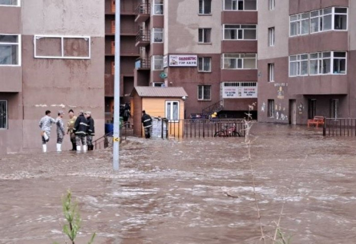 Сэлбэ голын эрэг дагуу 27 орон сууцны В1 давхар усанд автаад байна