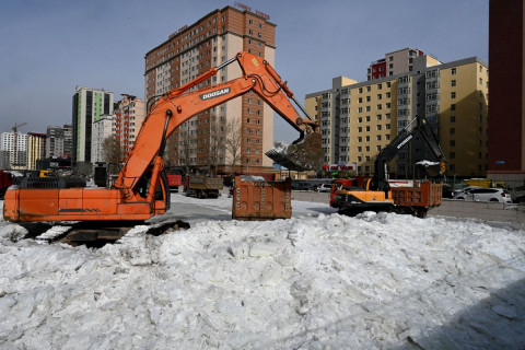 Сэлбэ голын 16,480 тонн мөсийг тээвэрлээд байна