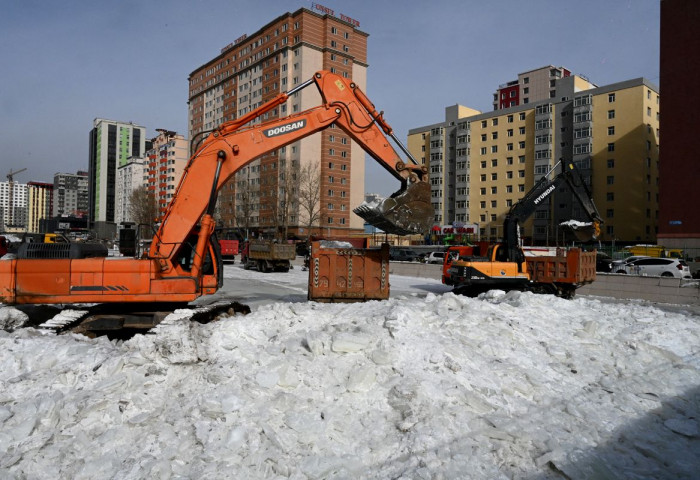 Сэлбэ голын 16,480 тонн мөсийг тээвэрлээд байна