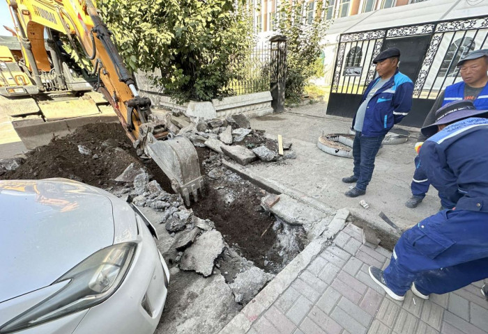 Драгон төвийн туслах авто замын ус зайлуулах шугам хоолойг угсарч байна