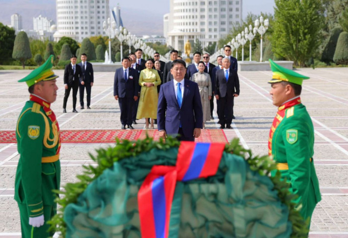 Монгол Улсын Ерөнхийлөгч У.Хүрэлсүх Туркменистаны Тусгаар тогтнолын хөшөөнд цэцэг өргөж, мод тарилаа